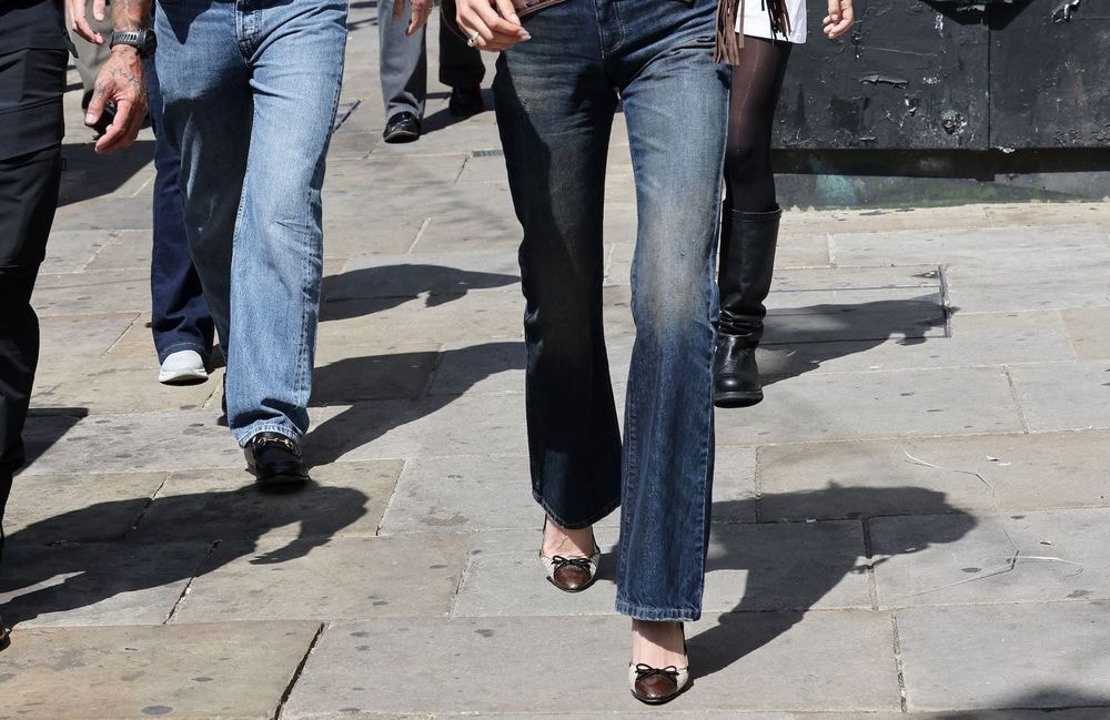 Le mini-bootcut : ce nouveau jean hybride qu’on portera avec toutes nos bottes cet hiver