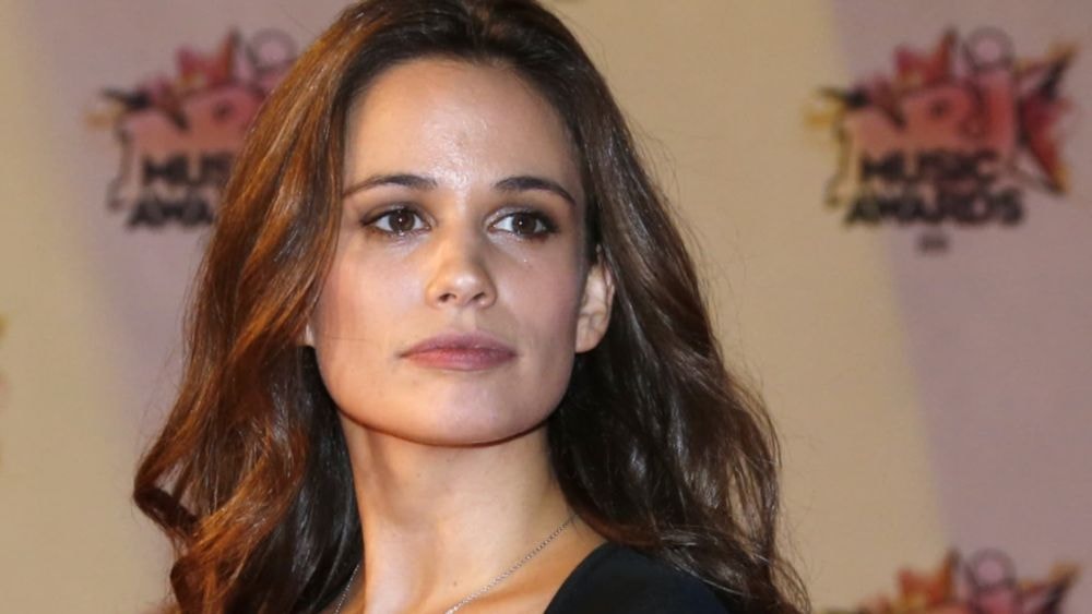 "J’en profite pour me dévoiler un peu plus" : Lucie Lucas, l’héroïne de Clem, annonce avec une photo très hot la mise en location de son château en Bretagne !