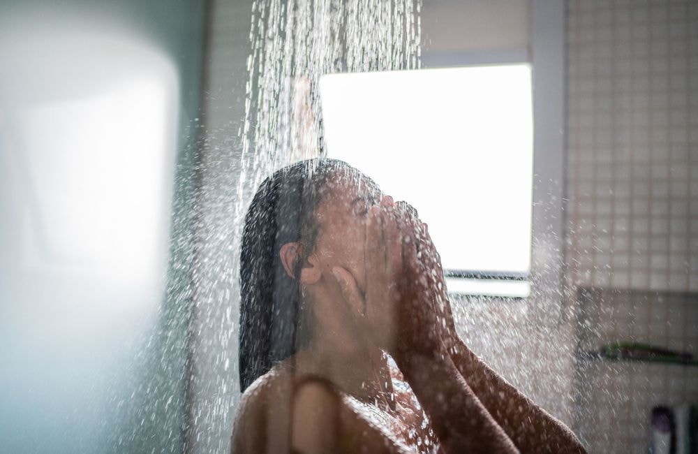 Prendre sa douche dans le noir serait le nouveau hack bien-être selon TikTok