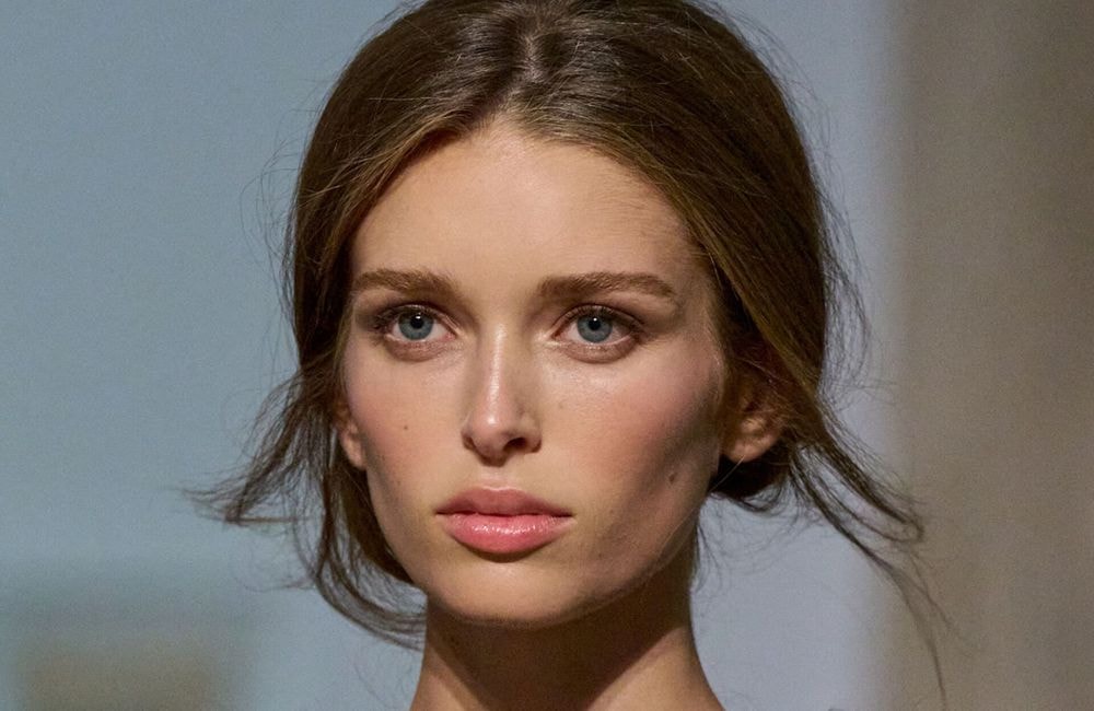 Sourcils « low contrast » : cette tendance qui adoucit le visage est-elle faite pour vous ?