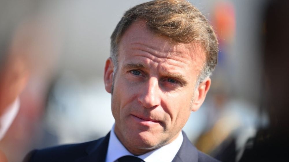 "Brigitte va être jalouse" : Emmanuel Macron très proche d'une Brésilienne, elle lui colle d'un peu trop près