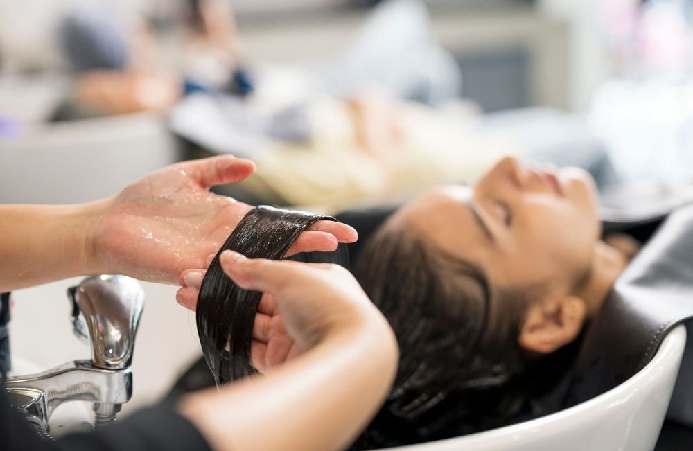 Pourquoi il n’est (vraiment) pas nécessaire de venir les cheveux sales chez le coiffeur