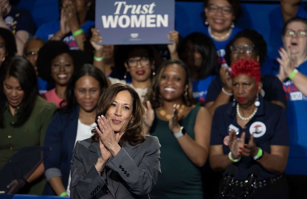 L'édito de ELLE : Kamala Harris traitée de « femme à chat sans enfant », un modèle pourtant grandissant aux États-Unis