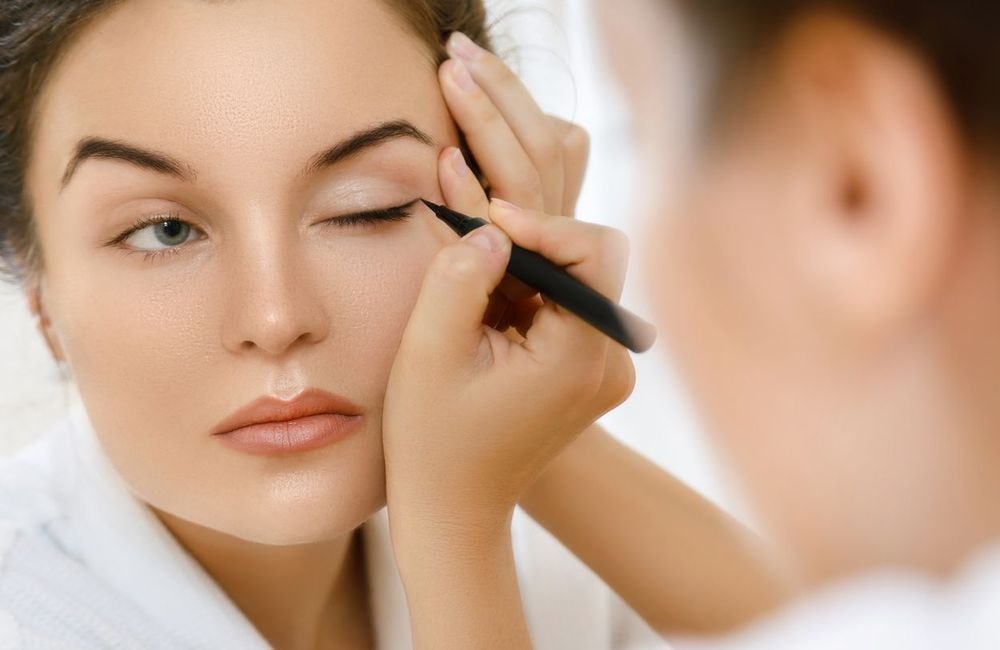 Cette astuce toute simple permet d'agrandir son regard au crayon eye-liner