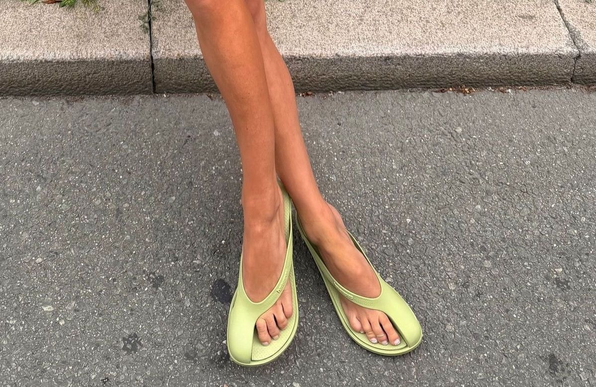 À peine dévoilée à la Fashion Week de Copenhague, cette paire de tongs à talon est déjà sur toutes les wishlists des filles stylées
