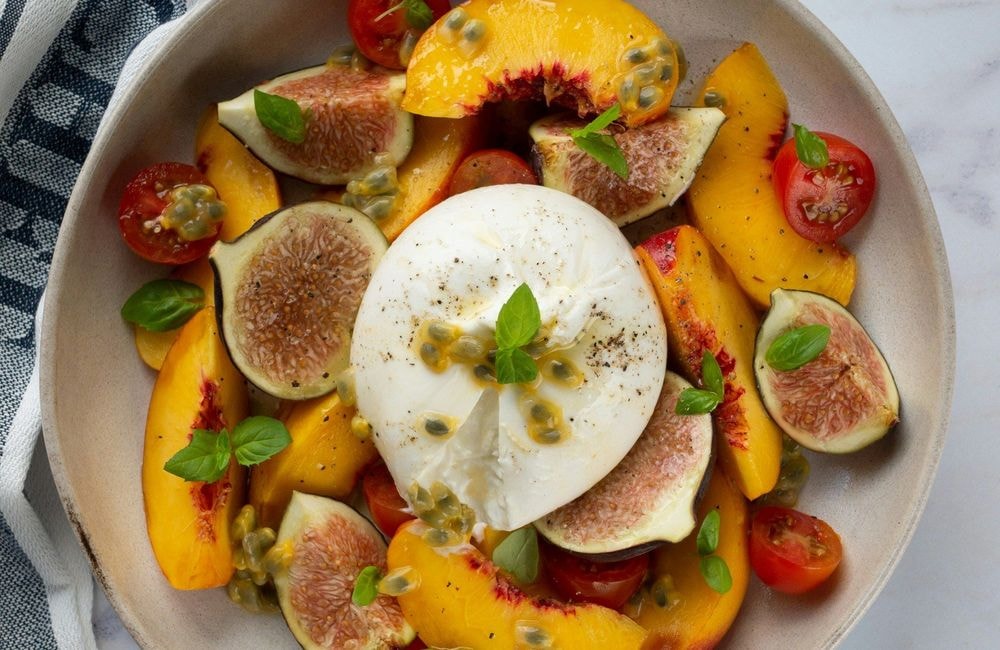 5 fruits à associer avec de la buratta pour pimper vos salades d’été