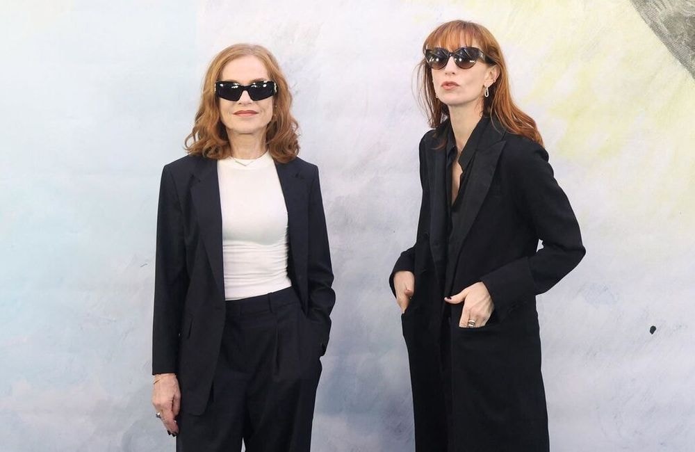 Isabelle Huppert et sa fille Lolita Chammah : elles misent sur le power suit sur le tapis rouge