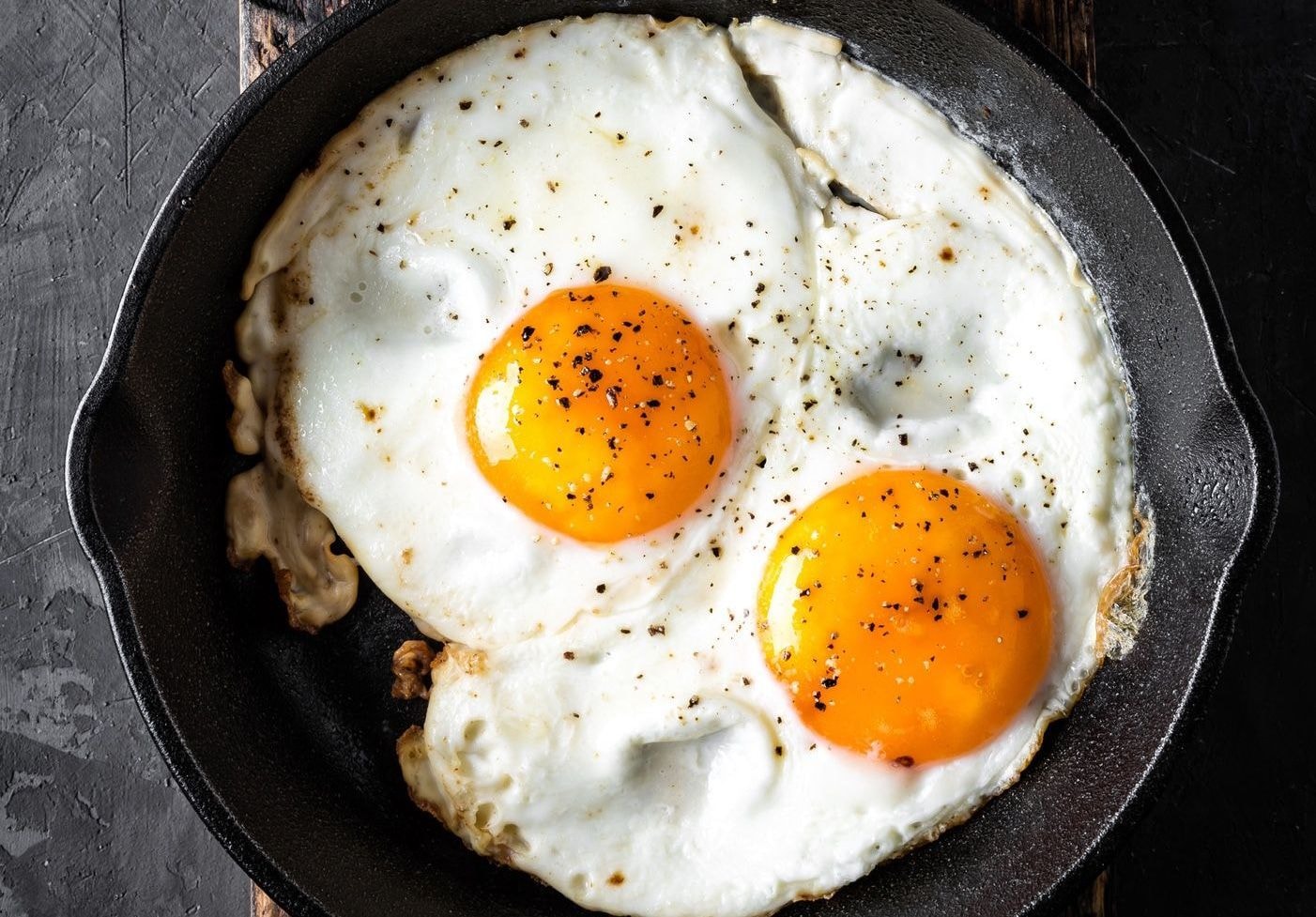 Cette manière de frire les œufs au plat est une bombe gustative