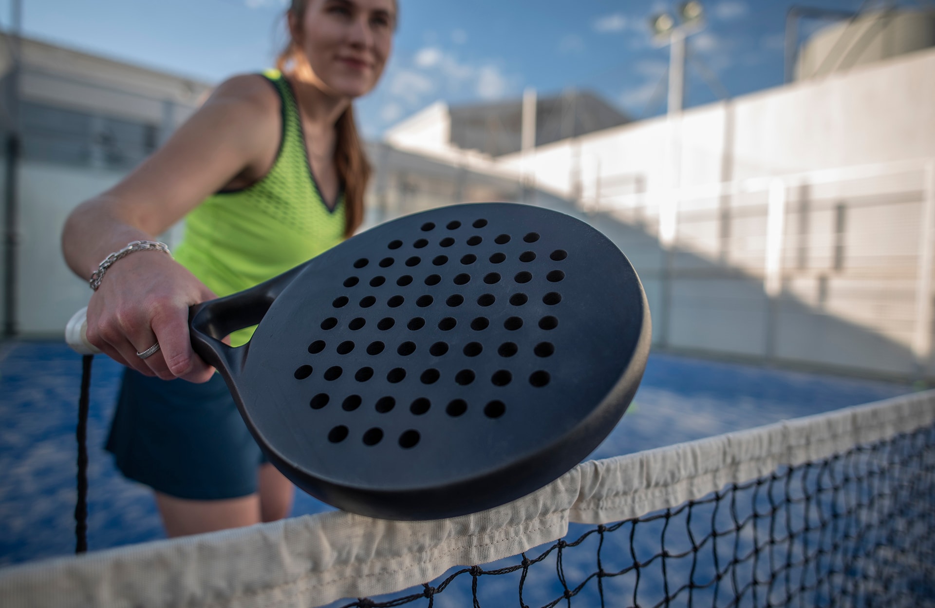 Tennis ou padel : quel sport choisir selon mes objectifs ?