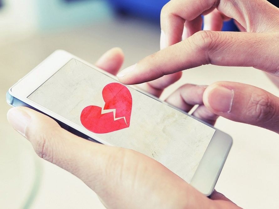 Séduction sur les réseaux sociaux : attention au love bombing !