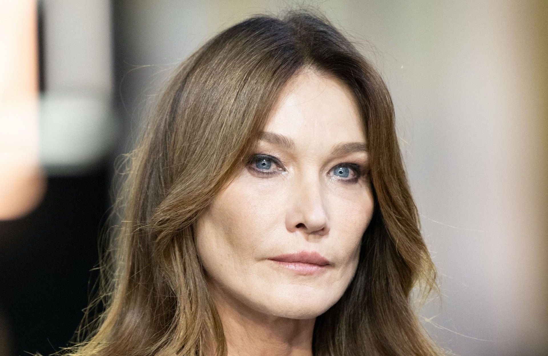 Carla Bruni se dévoile dans un pantalon en cuir très désirable