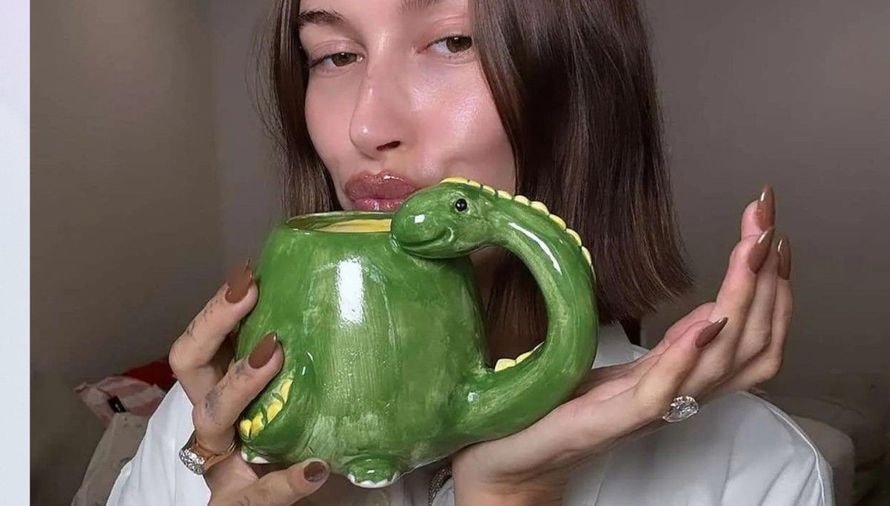 Manucure : comment reproduire les mocha nails d’Hailey Bieber ?