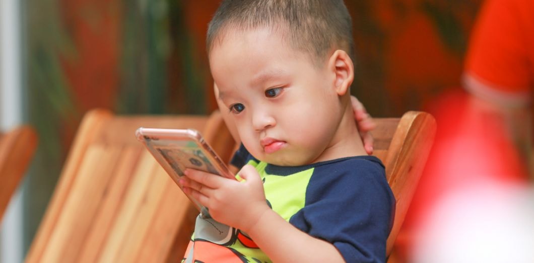 Ce que les écrans font aux yeux des jeunes enfants