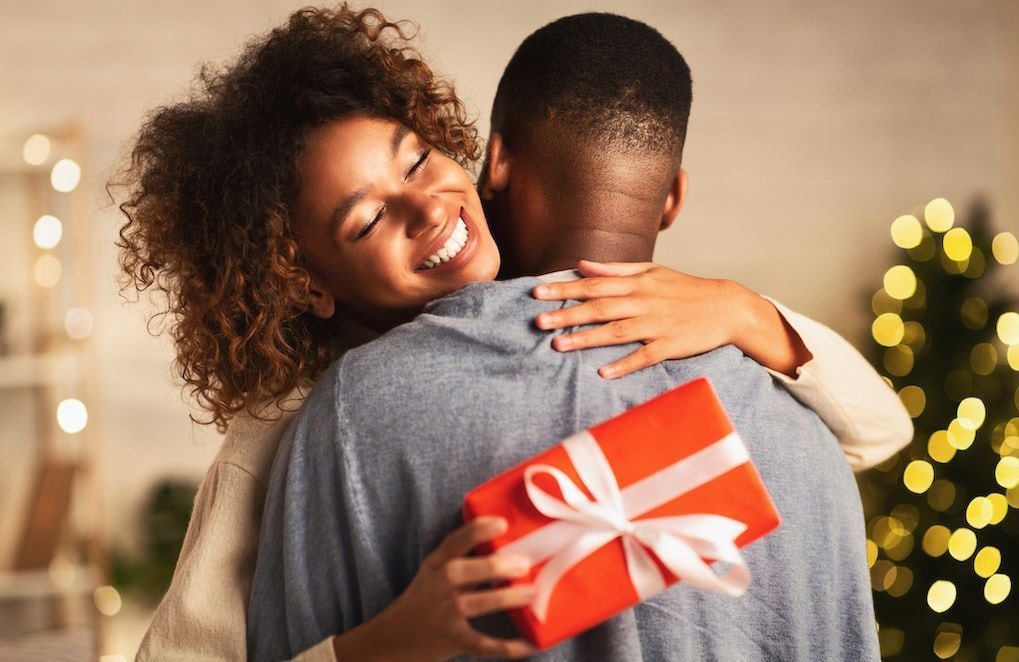 Couple : le cadeau à offrir à Noël quand on se fréquente depuis peu