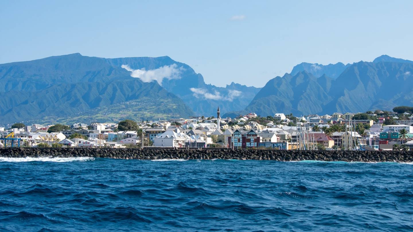 La Réunion : quelle banque est la moins chère pour votre portefeuille ?