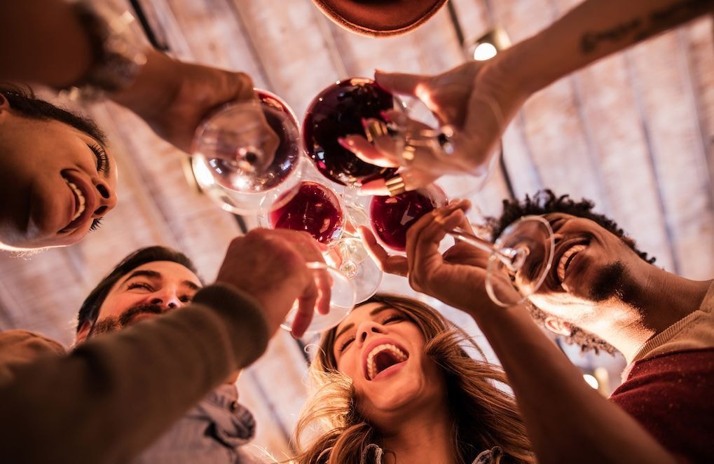 Alcool : la « consommation ponctuelle excessive » augmente chez les femmes