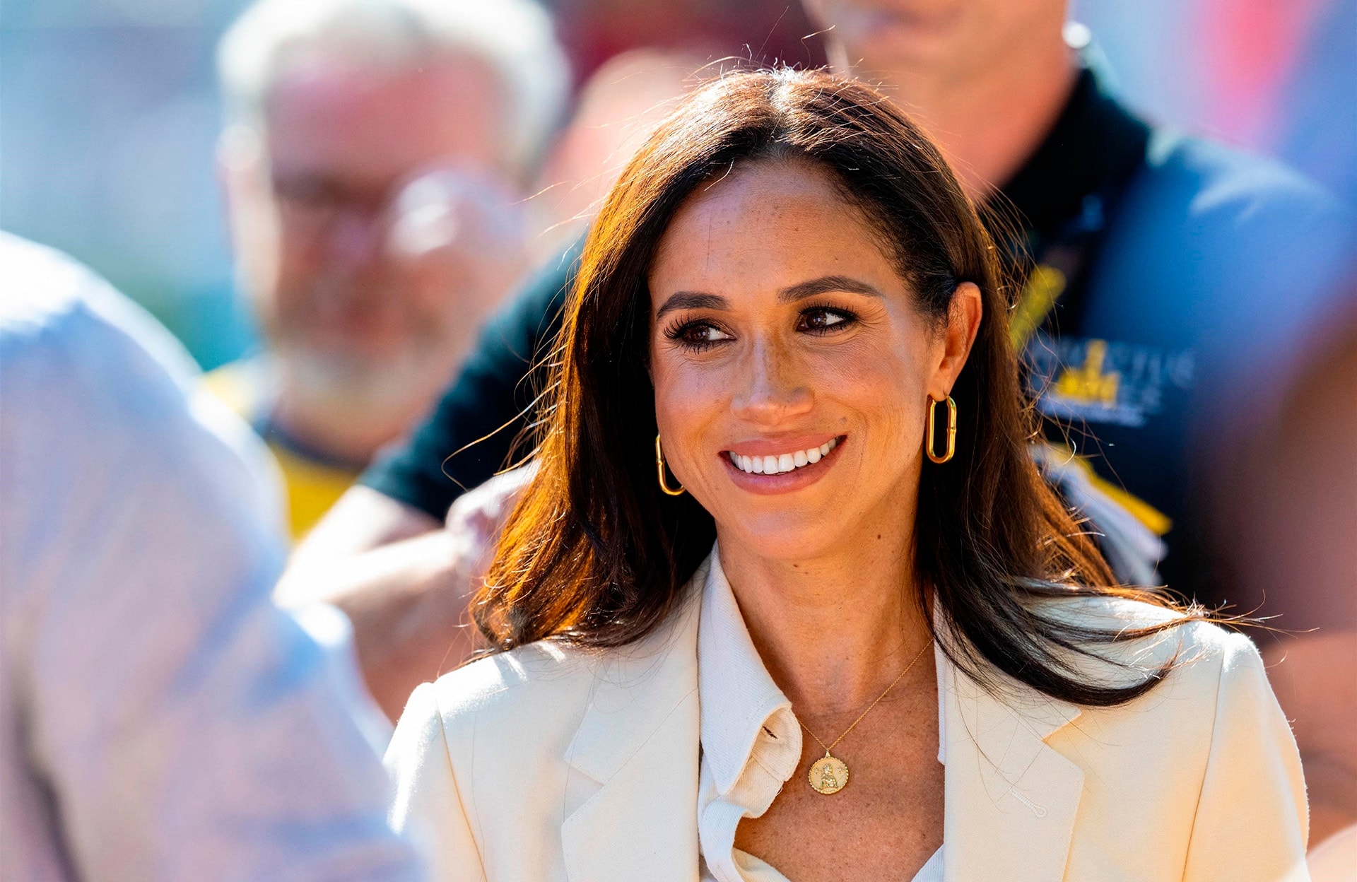 En total look noir, Meghan Markle fait sensation en Jamaïque