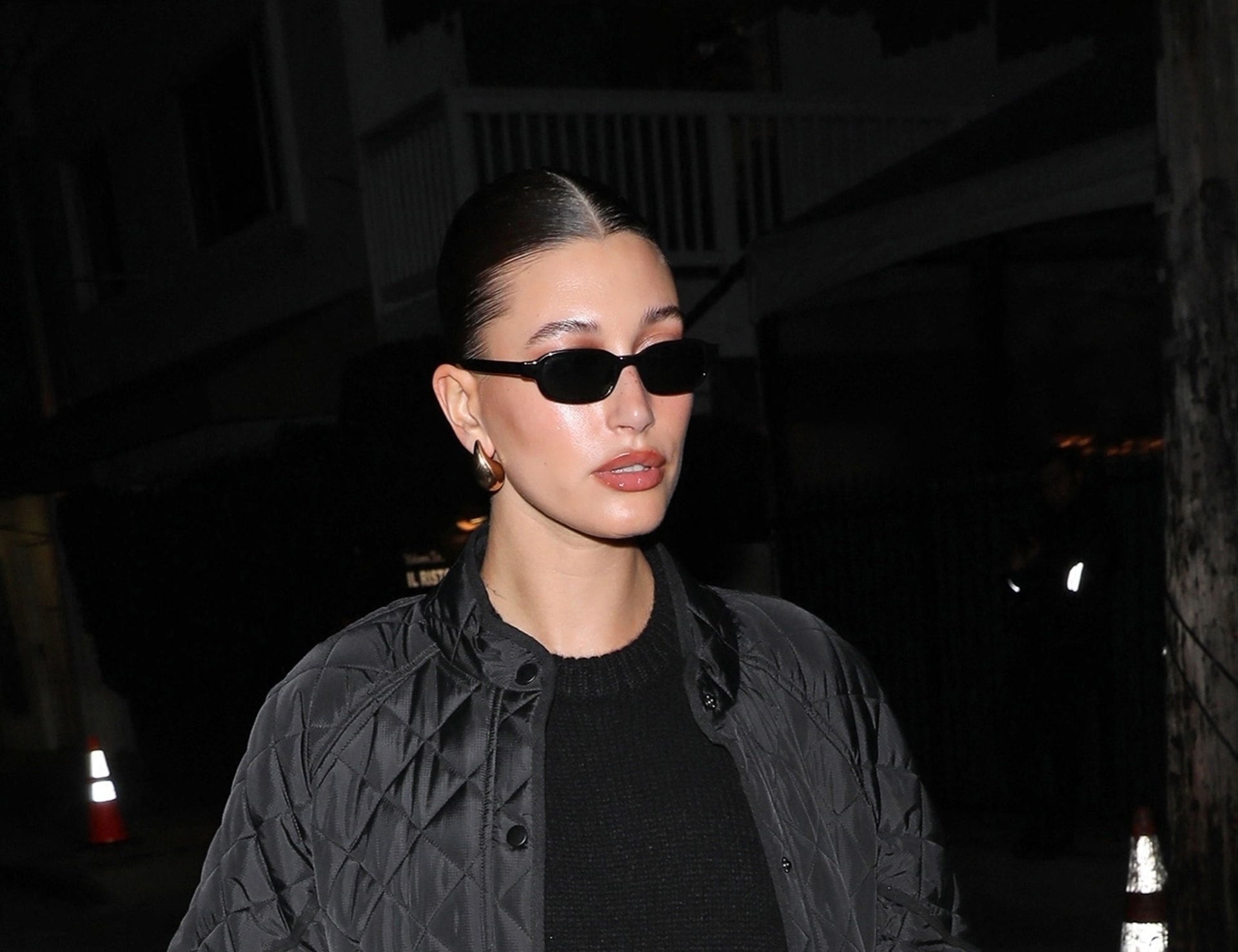 Hailey Bieber adopte la couleur phare de la saison