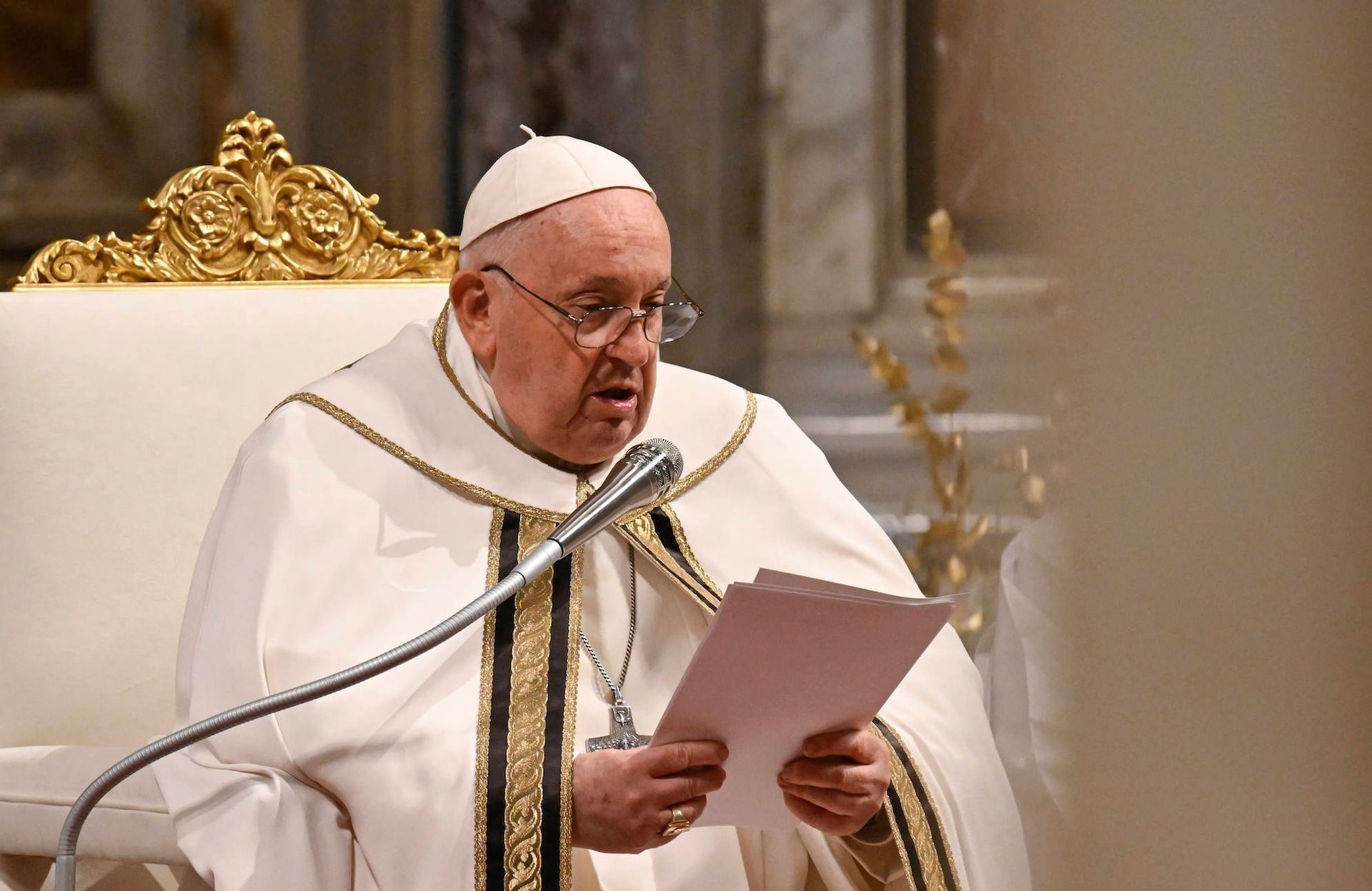 Le pape fait prend position contre la gestation pour autrui