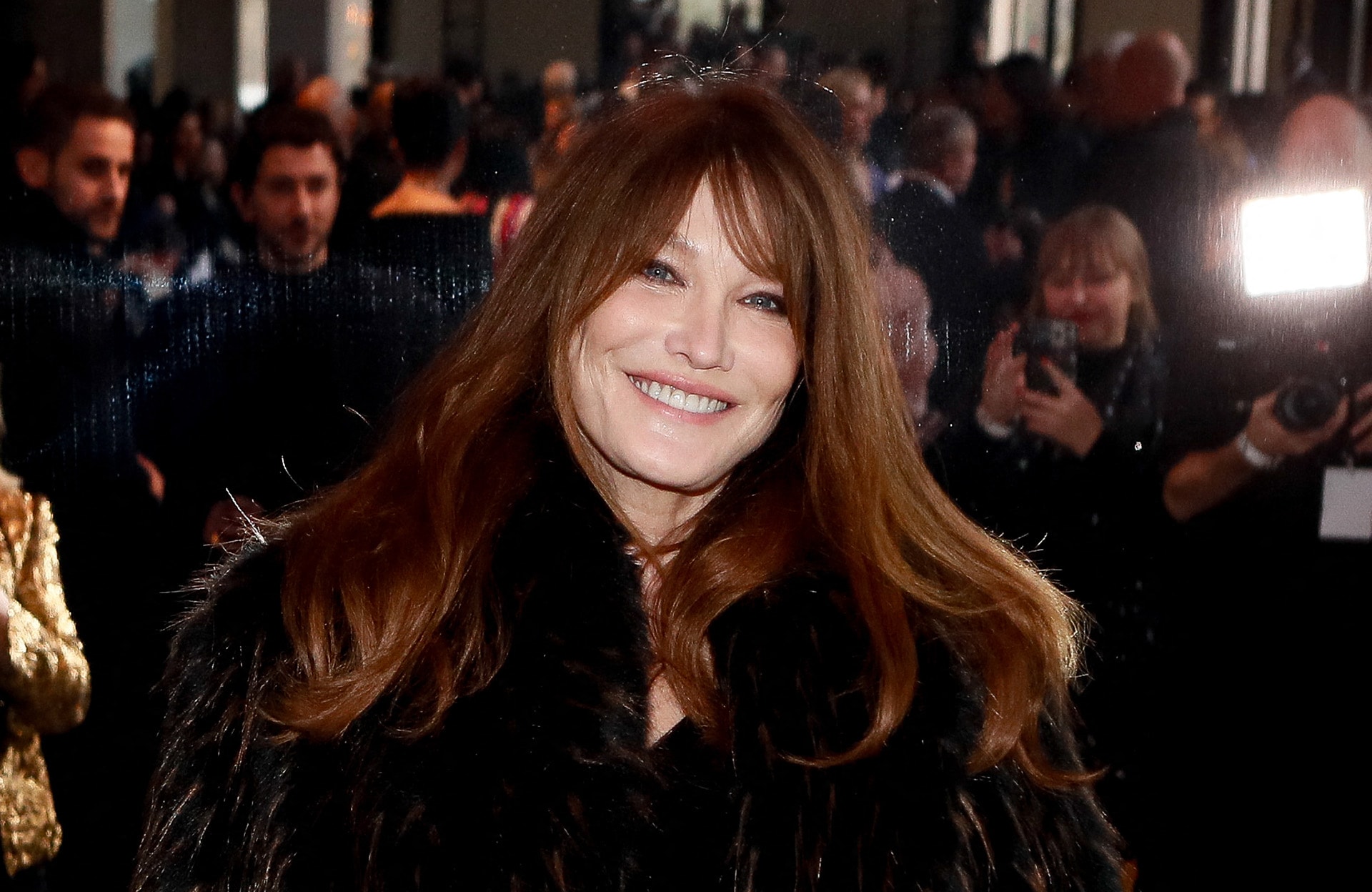 Carla Bruni adopte la couleur de la saison dans une robe sculpturale