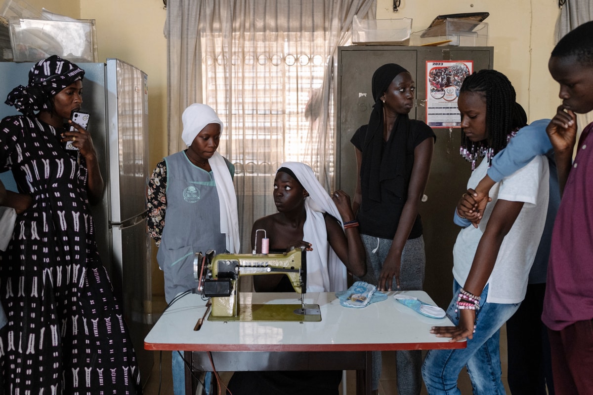 Au Sénégal, fabriquer des serviettes hygiéniques pour ne plus manquer l’école