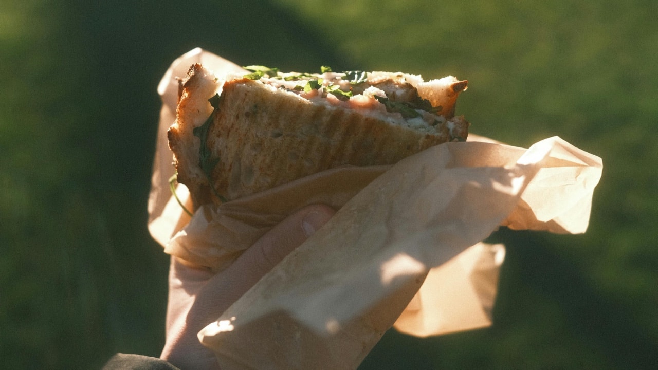 Une femme de ménage licenciée pour avoir mangé les restes d’un sandwich au thon