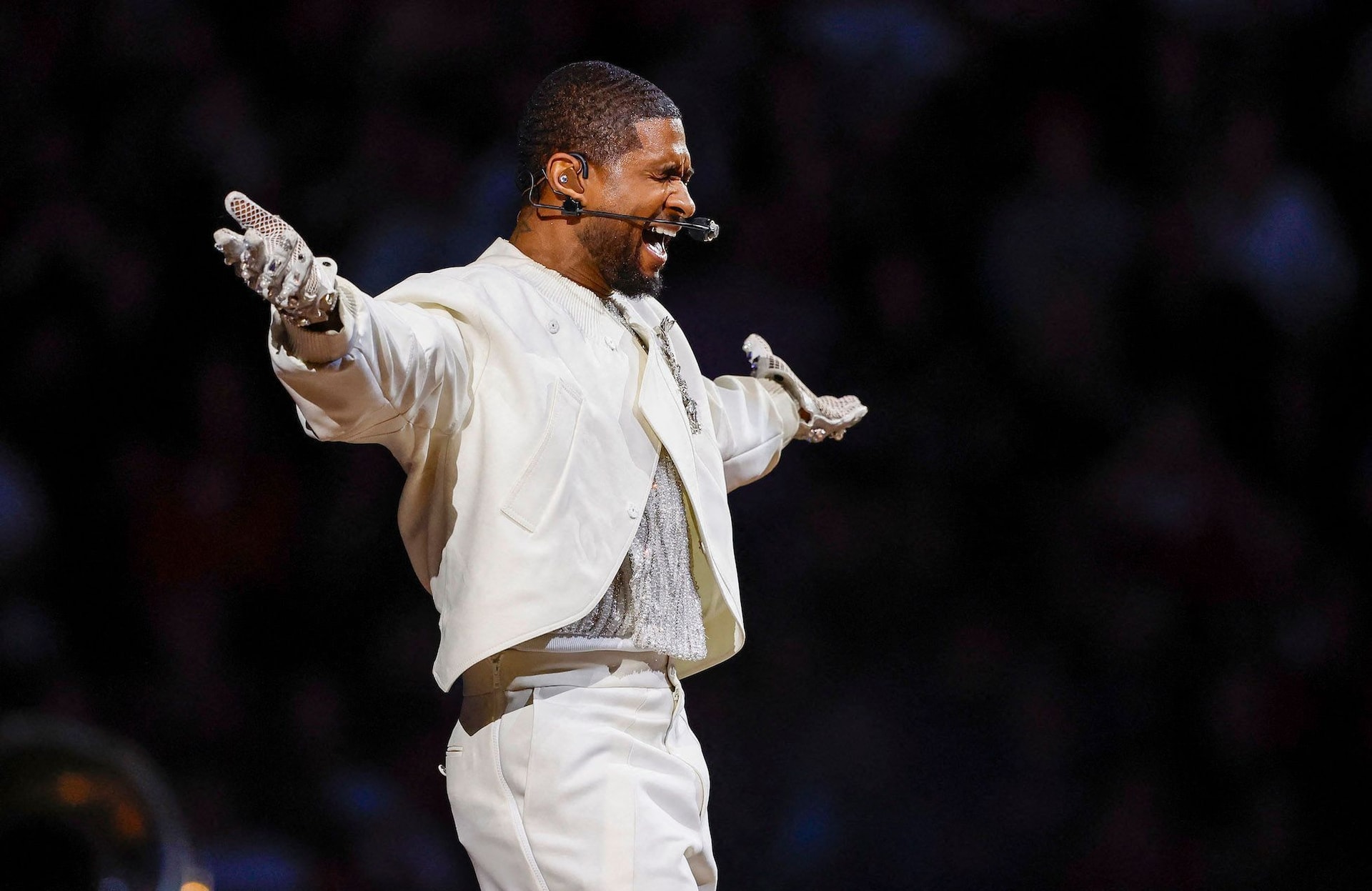 Super Bowl 2024 : Usher enflamme la scène avec ses plus grands tubes