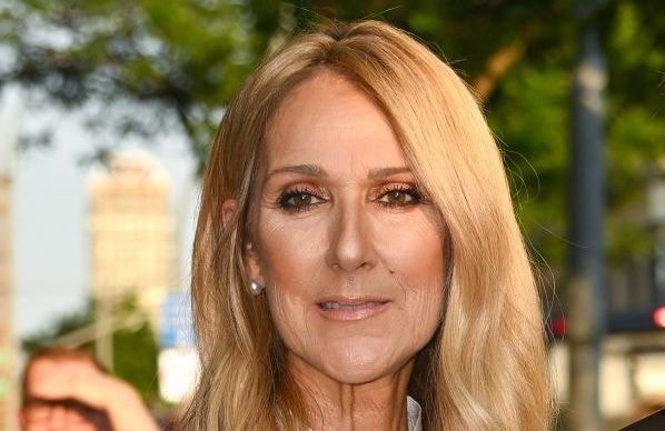 Pour son retour, Céline Dion change de look et adopte le blond le plus lumineux du printemps