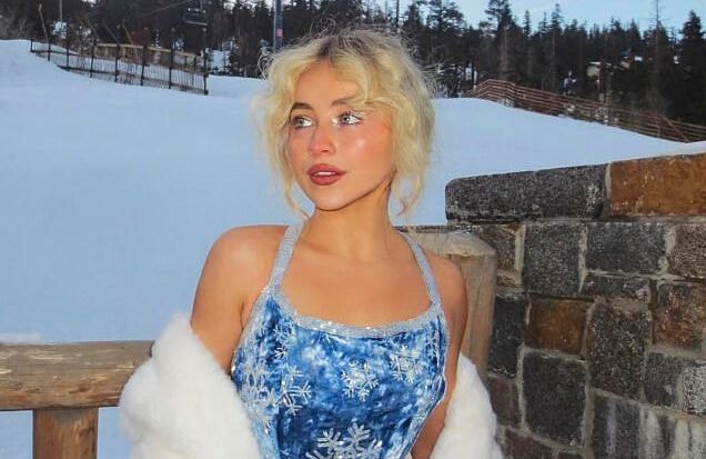 Ce rouge à lèvres vue sur Sabrina Carpenter est idéal pour réchauffer l’hiver