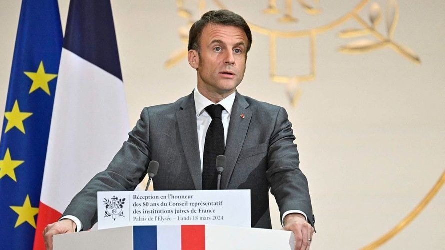 Emmanuel Macron : ses gros biceps font un sacré buzz