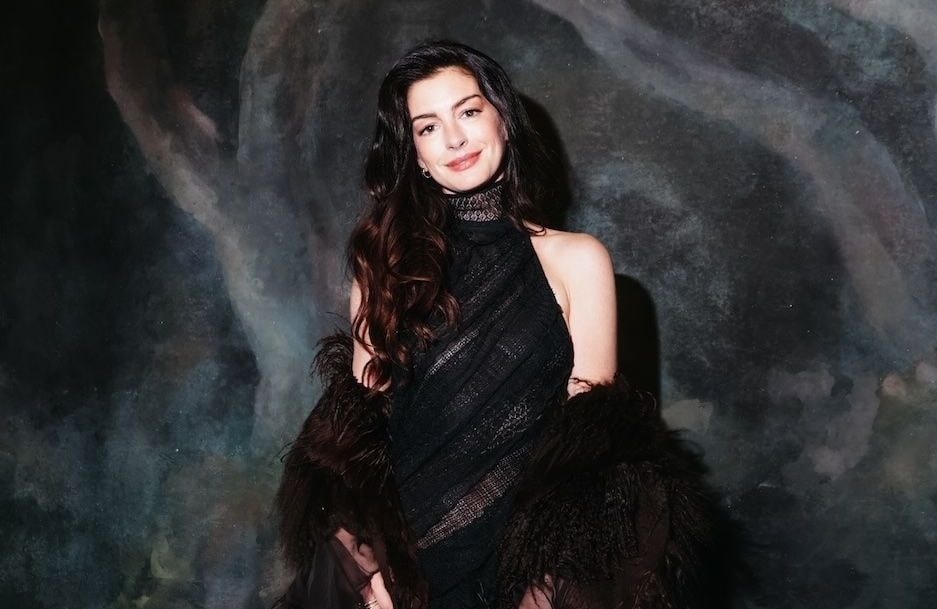 Robe transparente et boa de plumes : l’arrivée spectaculaire d’Anne Hathaway au défilé Ralph Lauren