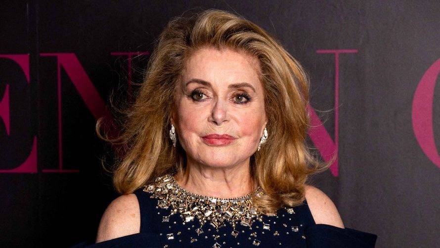 "Non, écoutez" : Catherine Deneuve, malade, perd ses nerfs à la cérémonie du scellement de l’IVG dans la Constitution