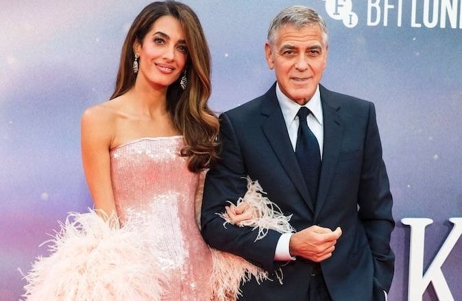 Amal Clooney : robe pailletée, bottes et veste en cuir pour une soirée romantique à Paris
