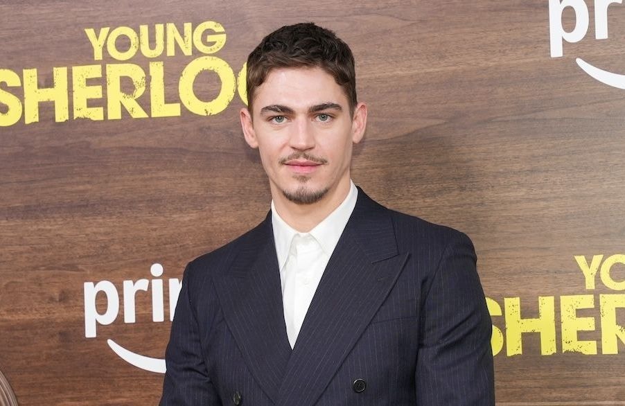 Qui est Hero Fiennes-Tiffin, le neveu de Ralph Fiennes à l’affiche de « Young Sherlock » ?
