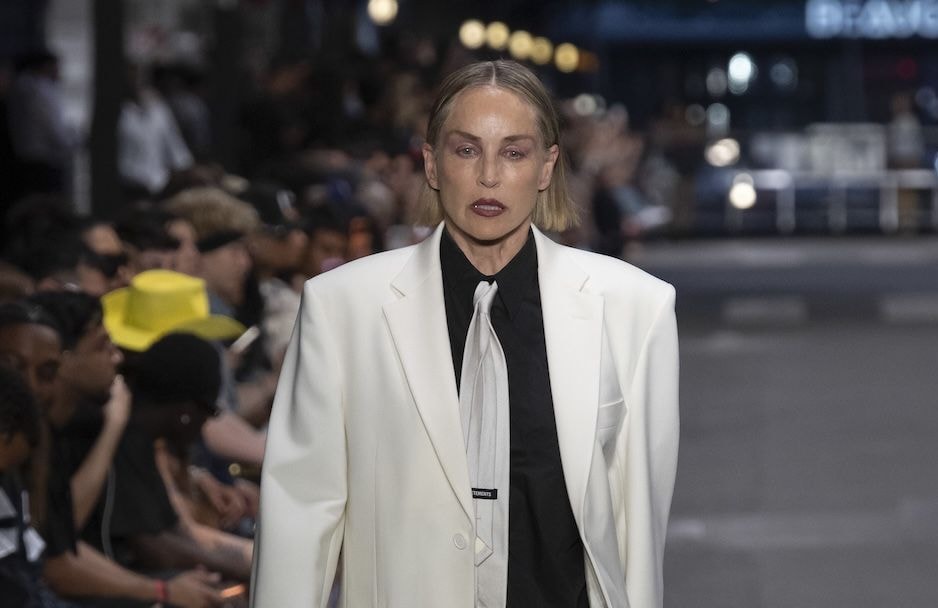À 68 ans, Sharon Stone fait son grand retour à la Fashion Week de Paris