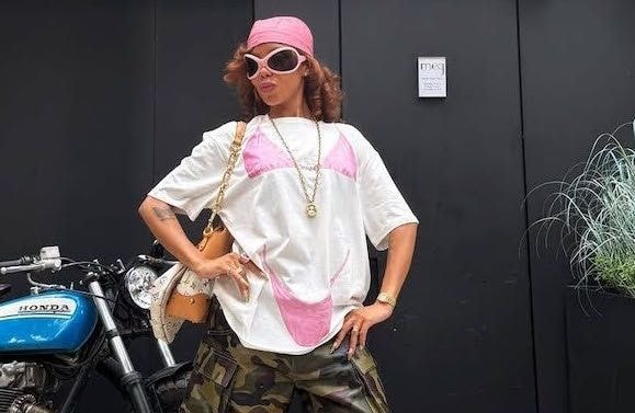 Porter un maillot de bain sur un t-shirt ? La tendance ludique et inattendue de l’été