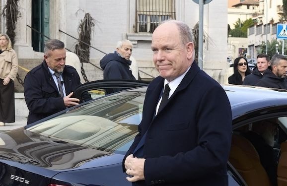 Albert II de Monaco réuni avec son épouse, sa sœur et Camille Gottlieb à l’occasion d’une soirée spéciale
