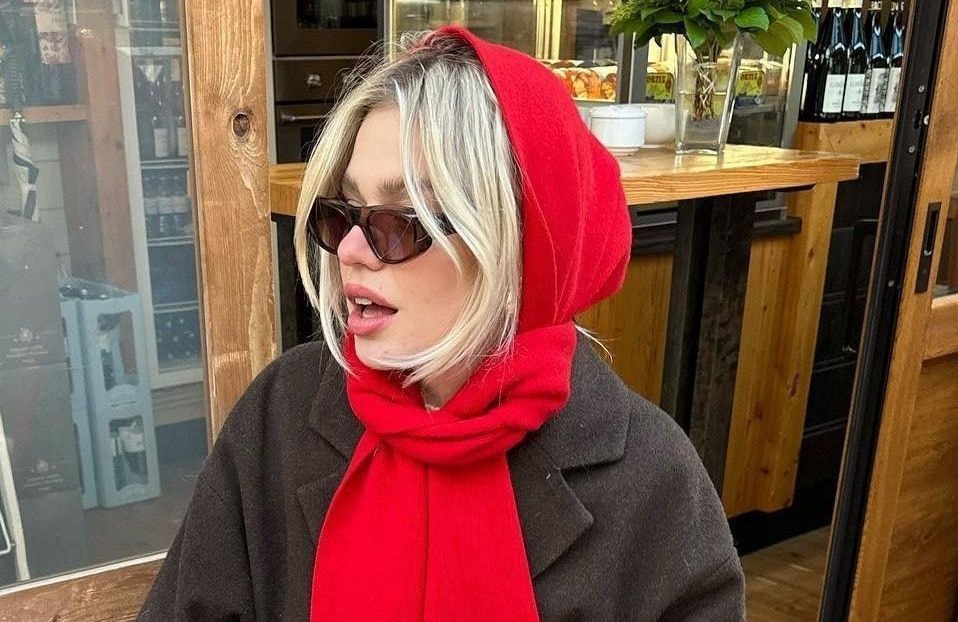 Qu’est-ce que le « balaclava scarf », cette astuce de style repérée sur les réseaux sociaux qui transforme la façon de porter son écharpe ?