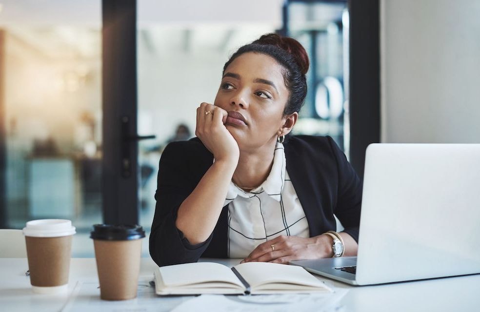 Rester coincée dans un travail peu épanouissant : qu’est-ce que le phénomène du « grand détachement » ?