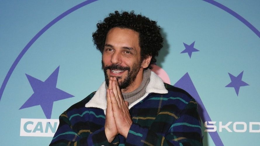 France 2 recrute Tomer Sisley pour animer une nouvelle émission sur l’histoire, Stéphane Bern sur la touche