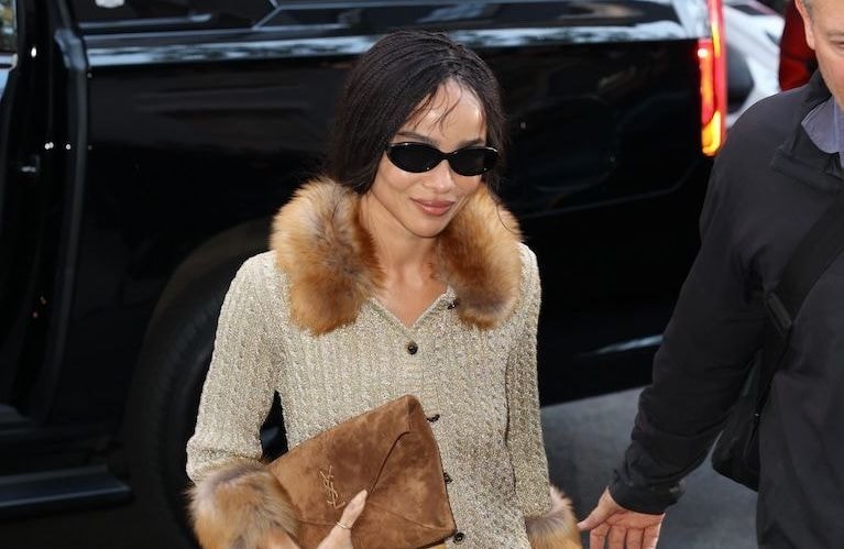Ces chaussures transparentes qui créent la controverse sur les réseaux s’invitent aux pieds de Zoë Kravitz