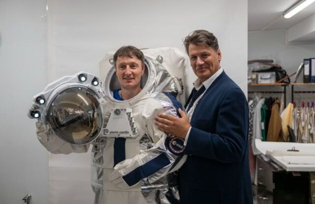 Pierre Cardin signe les combinaisons spatiales des astronautes européens
