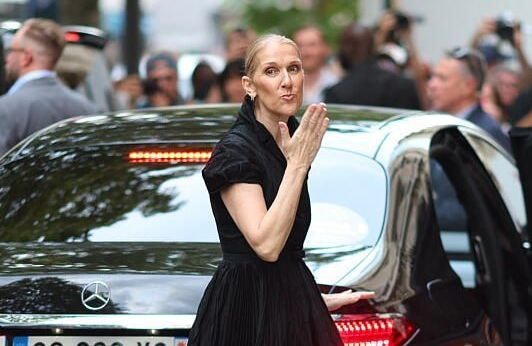 Céline Dion à Paris : en jupe évasée, la chanteuse la joue comme Carrie Bradshaw