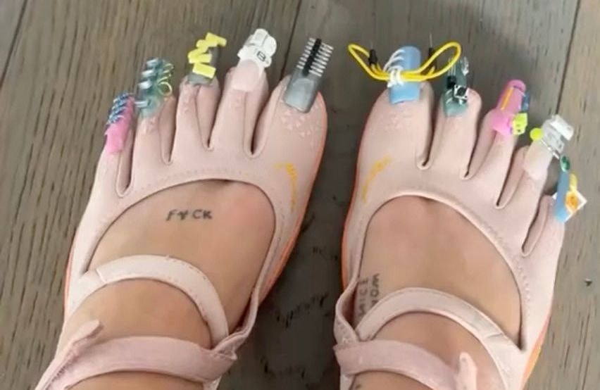 Des faux-ongles sur les chaussures : nouvelle obsession mode en vue ?