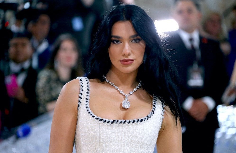 Dua Lipa fait écouter son nouveau titre à ses fans dans la rue