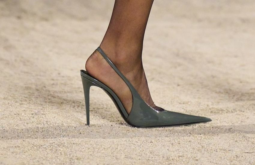 Oubliez le noir, voici la teinte intello chic qui habille les escarpins cet hiver