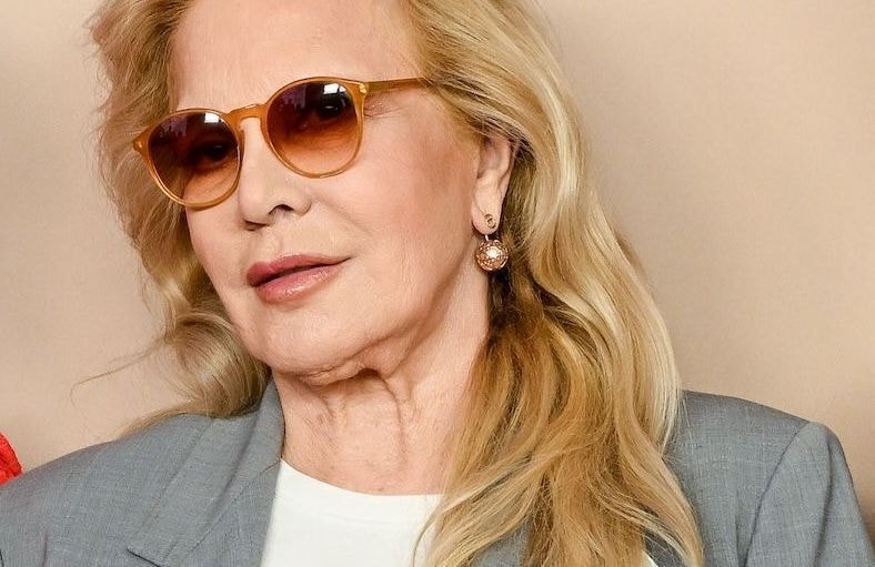 Sylvie Vartan se remémore ses fiançailles avec Johnny Hallyday : « C’était quelqu’un de timide »