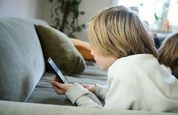 Bannir les moins de 15 ans des réseaux sociaux : pourquoi cette idée d’Emmanuel Macron est controversée