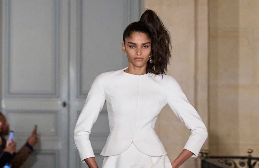 Pourquoi Jacquemus ouvre toujours ses défilés avec une silhouette blanche ? La signification derrière ce rituel