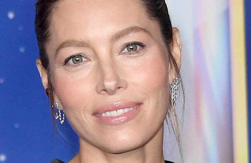 À Milan, Jessica Biel rayonne avec un look beauté des plus naturels